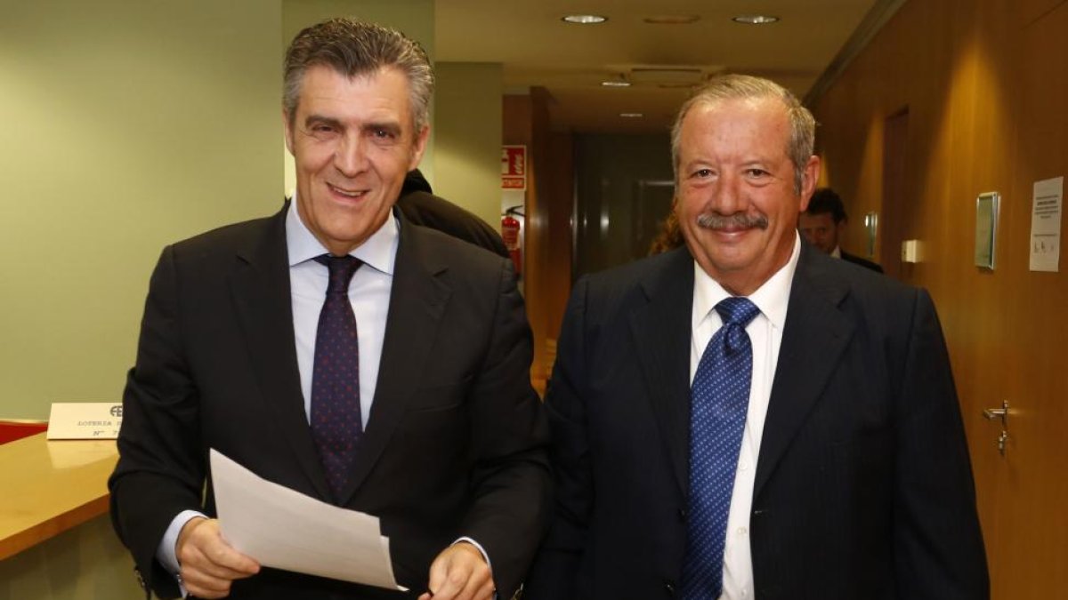 Presentación del Empresario Leonés del Año, Juan José Fernández Orejas (D) a cargo del presidente de la Fele, Javier Cepedano (I)-Ical