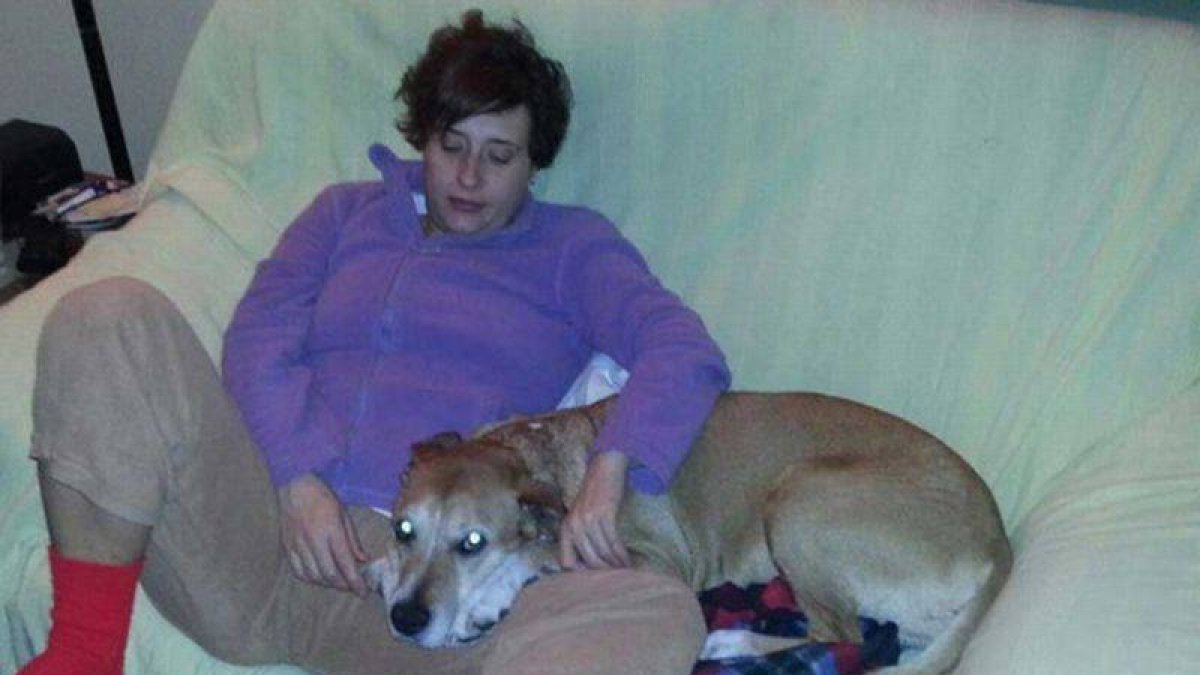 La enfermera Teresa R. R., contagiada de ébola, en compañía de su perro 'Excalibur'.-