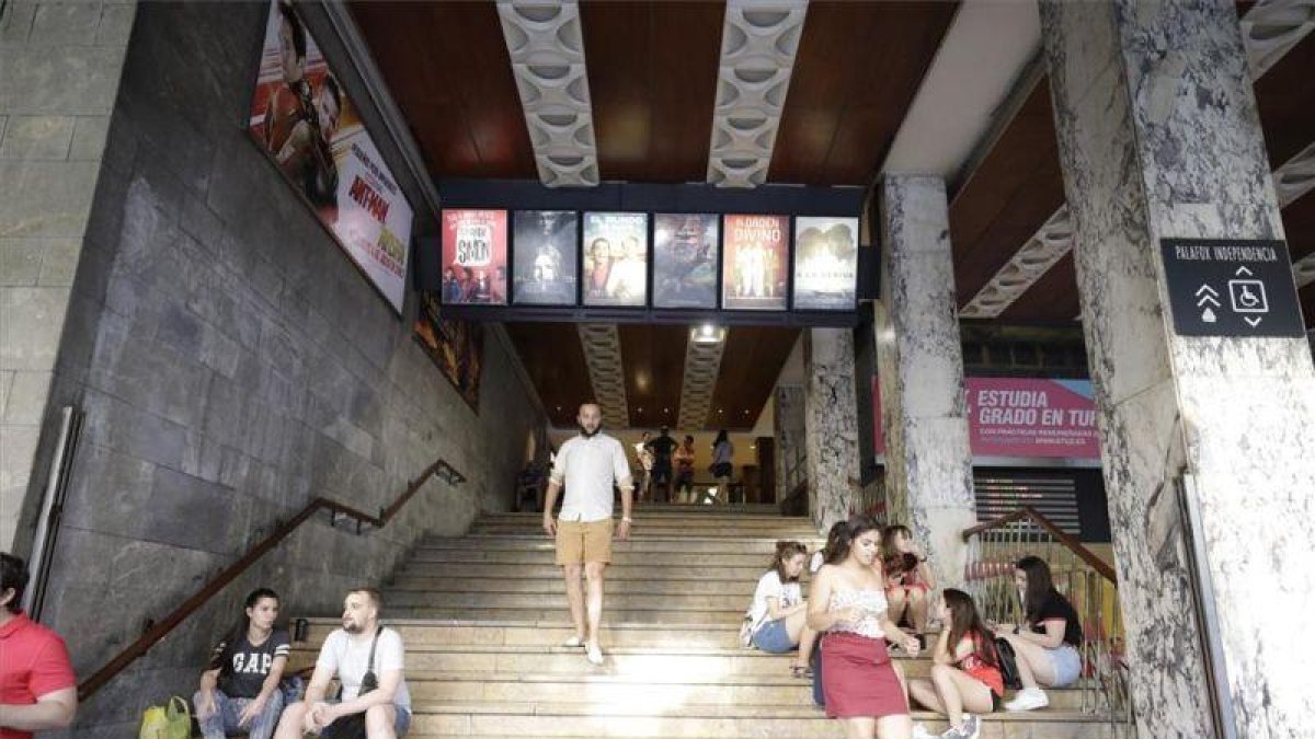 Entrada de los cines Palafox de Zaragoza.-CHUS MARCHADOR