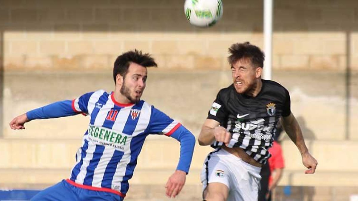 Álvaro Antón pugna un balón por alto con un rival, ayer, en Estella.-NOTICIAS DE NAVARRA