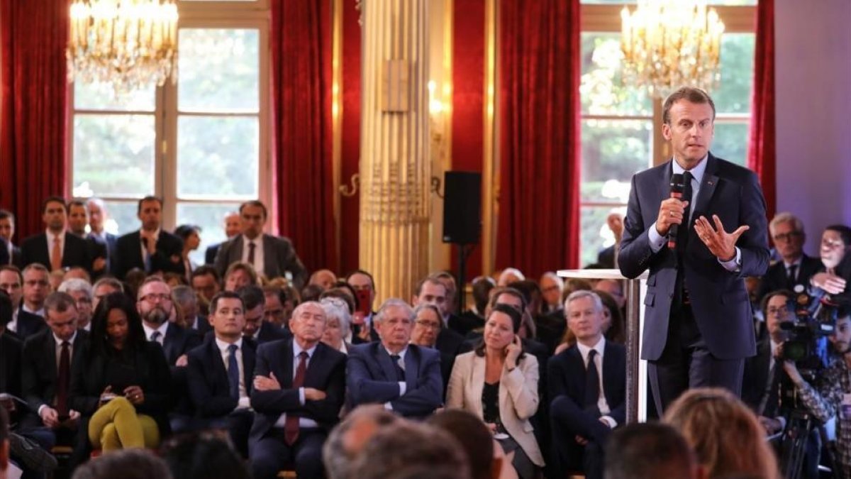 Macron durante su intervención en el Elíseo ante alcaldes, empresarios y miembros de asociaciones de las banlieus.-LUDOVIC MARIN / AP