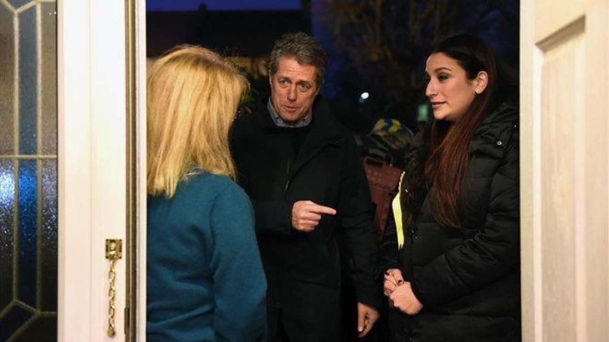 Hugh Grant, con la candidata del partido Liberal Demócrata Luciana Berger, el pasado domingo.-DAVID MIRZOEFF