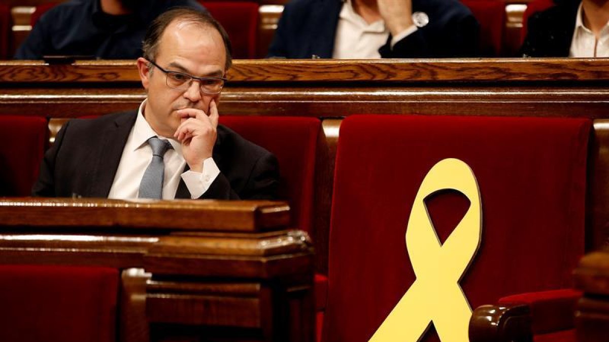 El candidato de Junts per Catalunya (JxCat), Jordi Turull, junto al escaño vacio del diputado encarcelado Jordi Sánchez-EFE/Alberto Estévez
