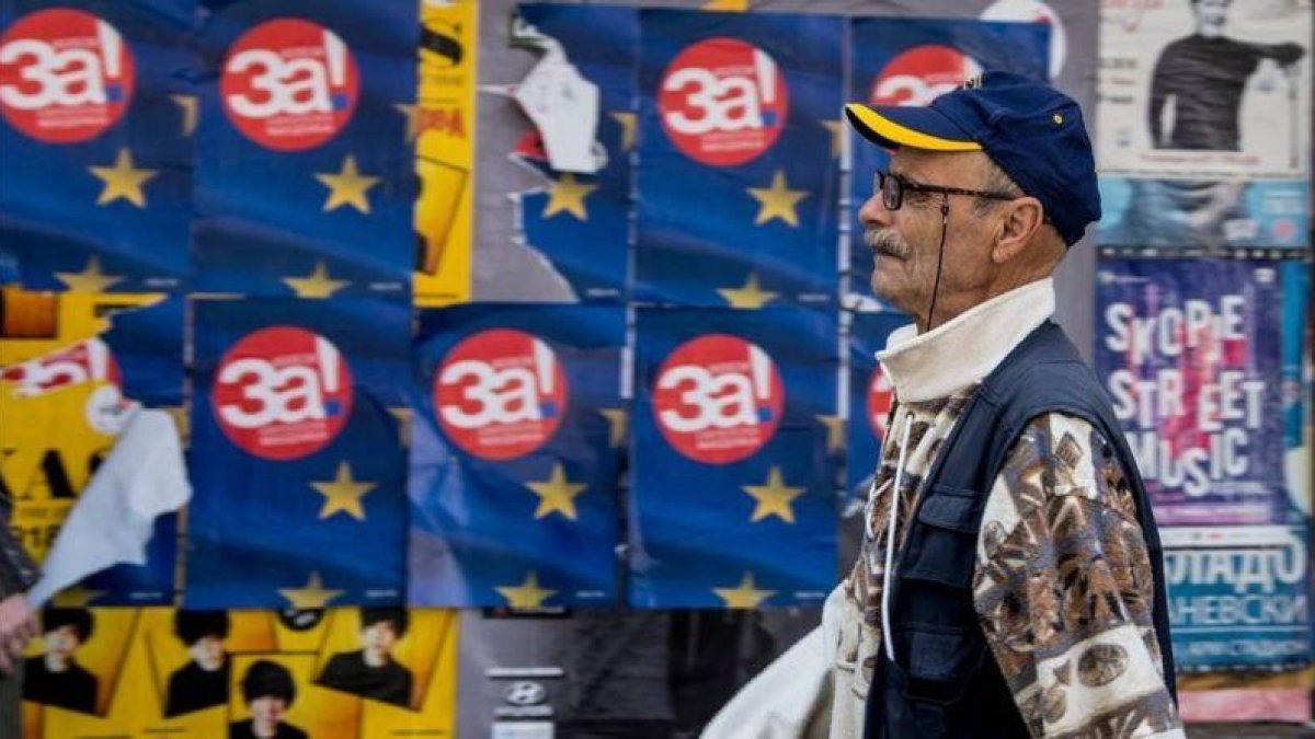 Un hombre camina junto a unos carteles a favor del sí en el referéndum, en Skopje-ROBERT ATANASOVSKI (AFP)