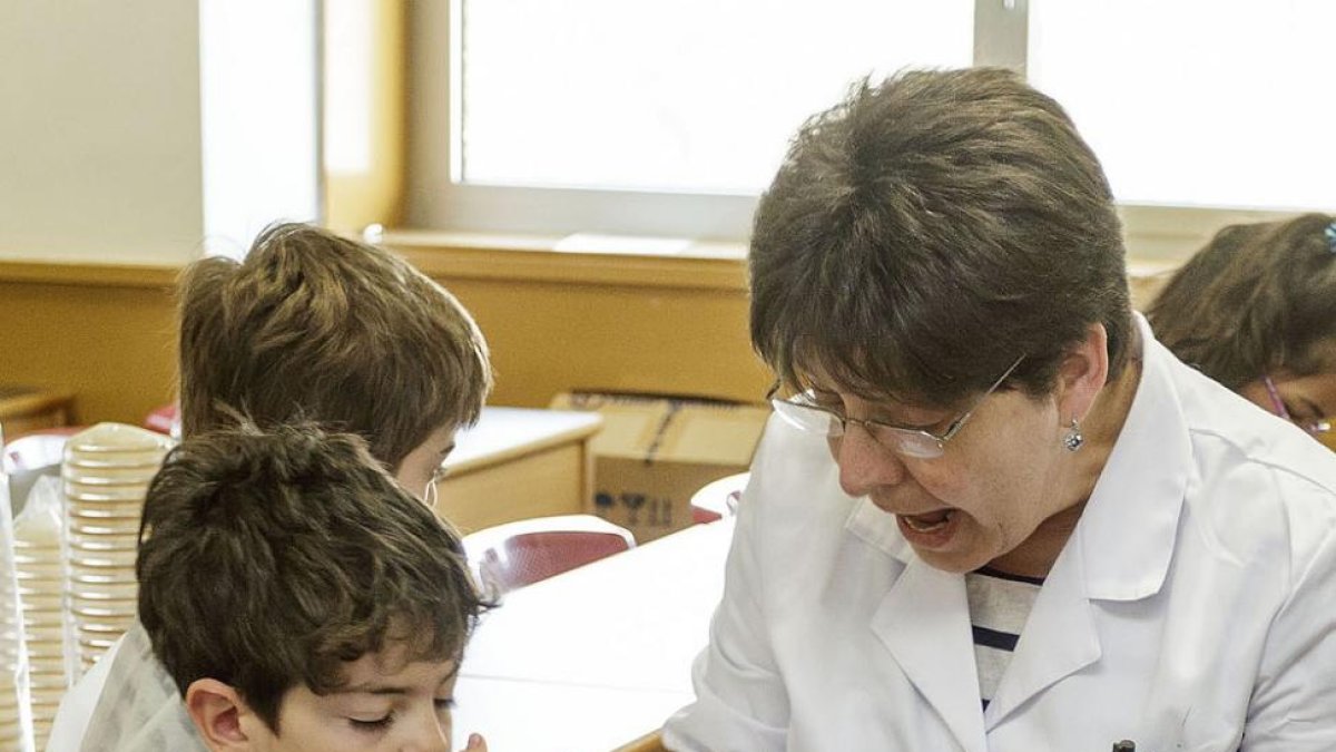 Un escolar en uno de los talleres que se desarrollaron ayer.-ICAL