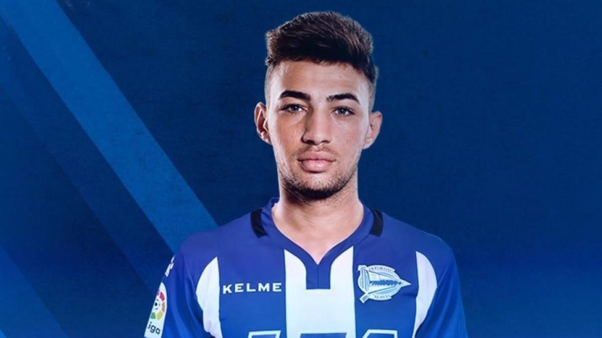 Munir posa con la camiseta del Alavés, su nuevo club.-DEPORTIVO ALAVÉS