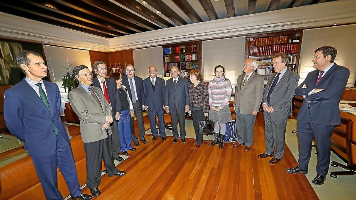 Herrera, en el centro, con los representantes de las casas regionales acompañado de De Santiago-Juárez, Carriedo y Herrero.-J.M.LOSTAU