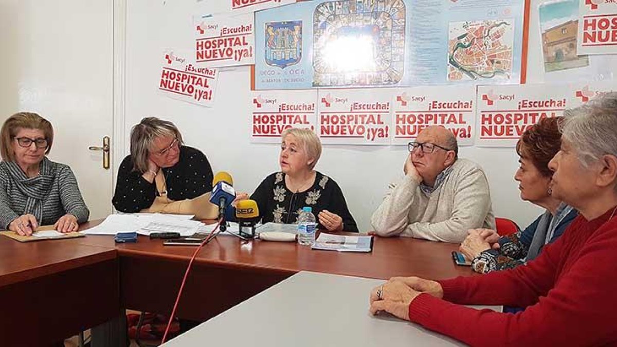 Los portavoces de las asociaciones de vecinos expusieron los motivos de la concentración convocada para mayo.-L. V.