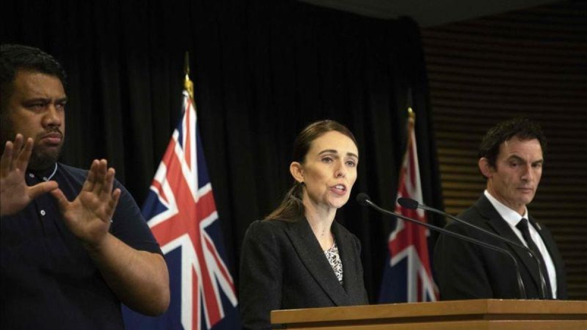 La primer ministra de Nueva Zelanda, Jacinda Ardern, anuncia en el Parlamento la prohibición de armas semiautomáticas.-YELIM LEE (AFP)