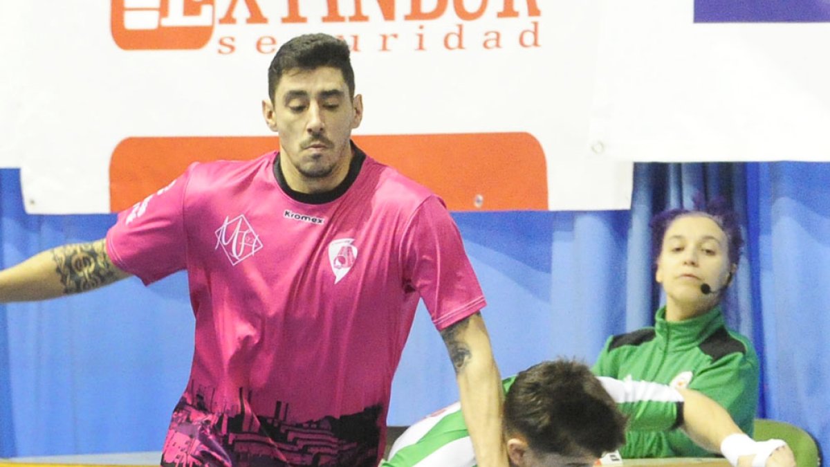 Un lance del choque entre el Big Mat Fontecha y el Otxartabe. ISRAEL L. MURILLO