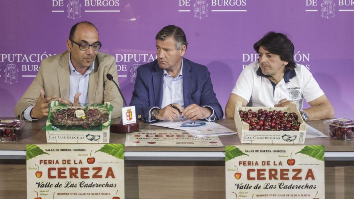 José Ignacio Velasco, José Antonio G. Yagüe (Burgos Alimenta) y Rubén Sáez (Salas de Bureba) en la presentación de la feria.-SANTI OTERO