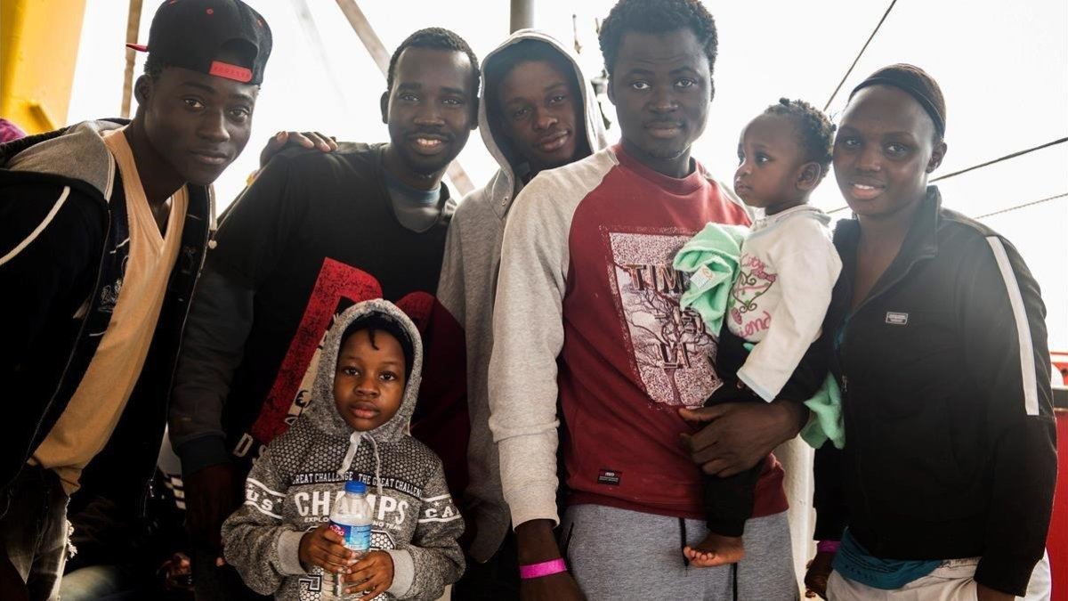 Algunas de las personas rescatadas por el Sea Watch, a bordo del barco.-SEA WATCH