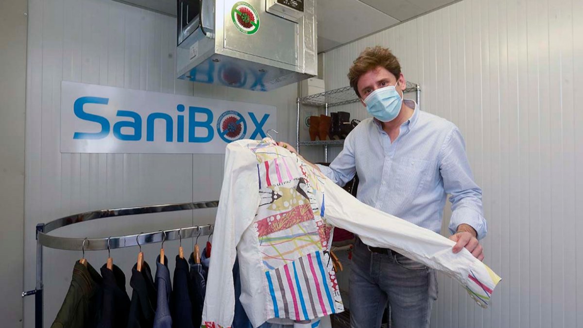 Mario Albarrán, director comercial de Fricaltec, muestra el prototipo de Sanibox ubicado en las instalaciones de la empresa. / RAÚL G. OCHOA