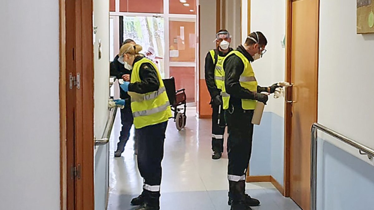 Miembros de la UME realizan labores de desinfección en una residencia. ECB