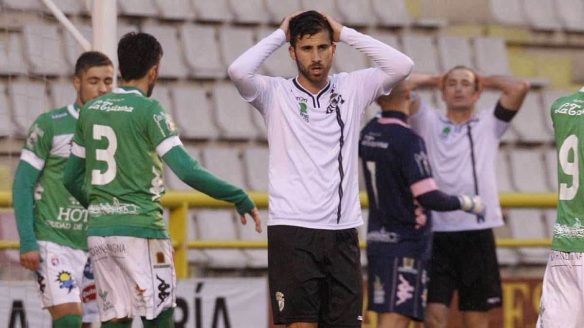 Manu Torres y Maureta, ayer la pareja de centrales, se lamentan tras estrellar el segundo un balón en el larguero.-SANTI OTERO
