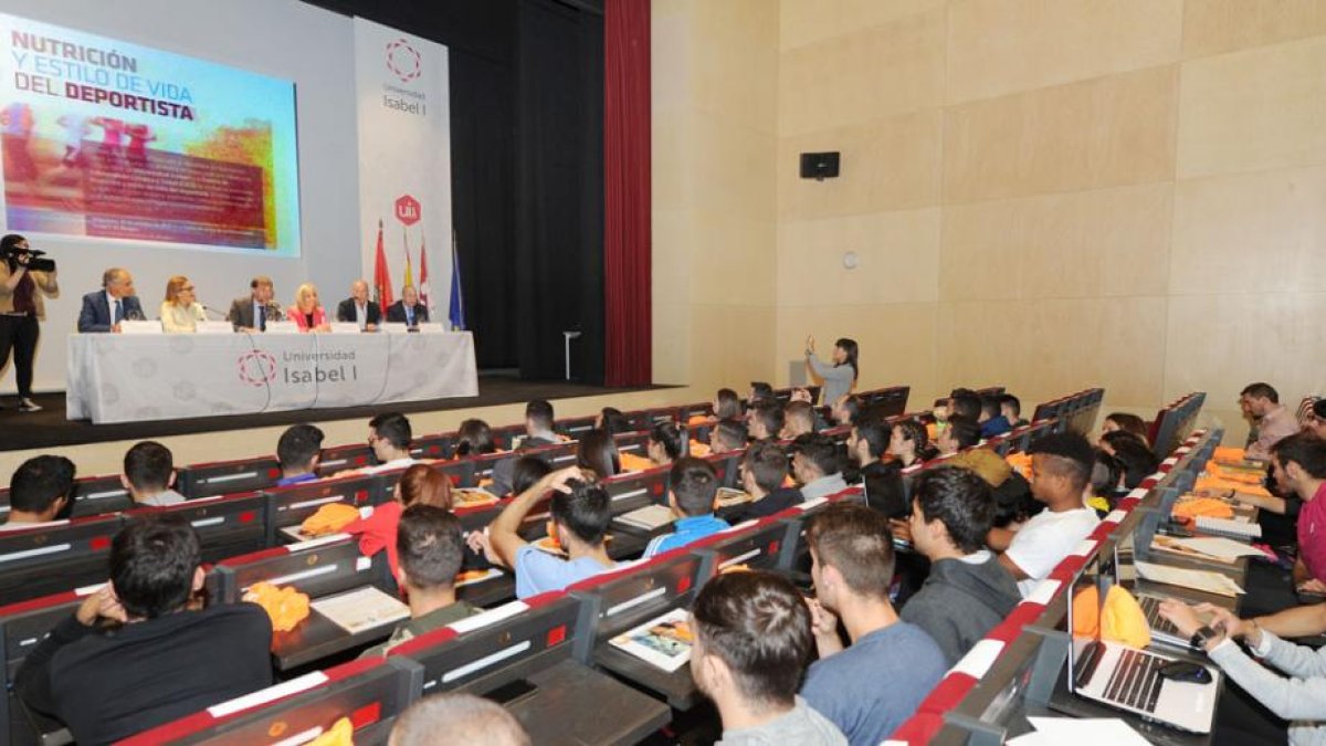 Alumnos de la Universidad Isabel I atienden a los ponentes en la jornada celebrada ayer.-ISRAEL L. MURILLO