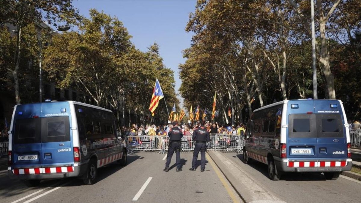 Mossos dEsquadra vigilan la concentración ante ls puertas de la Ciutadella.-JULIO CARBÓ