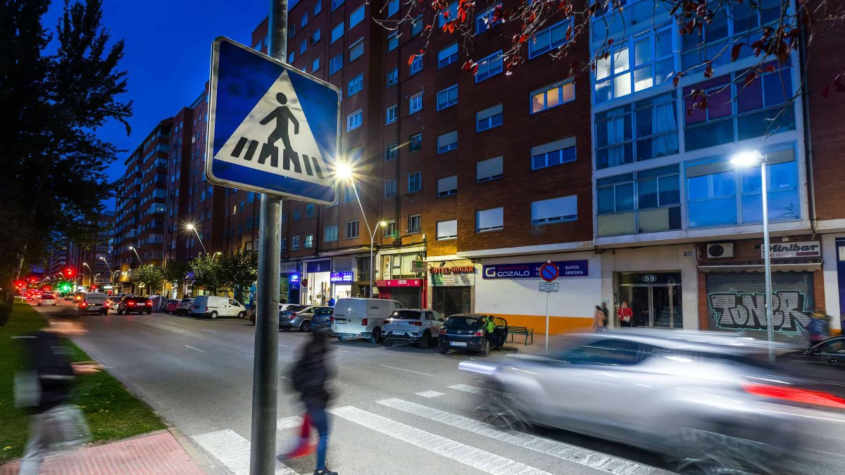 Un ciudadano cruza un paso de peatones en la Avenida Derechos Humanos. 