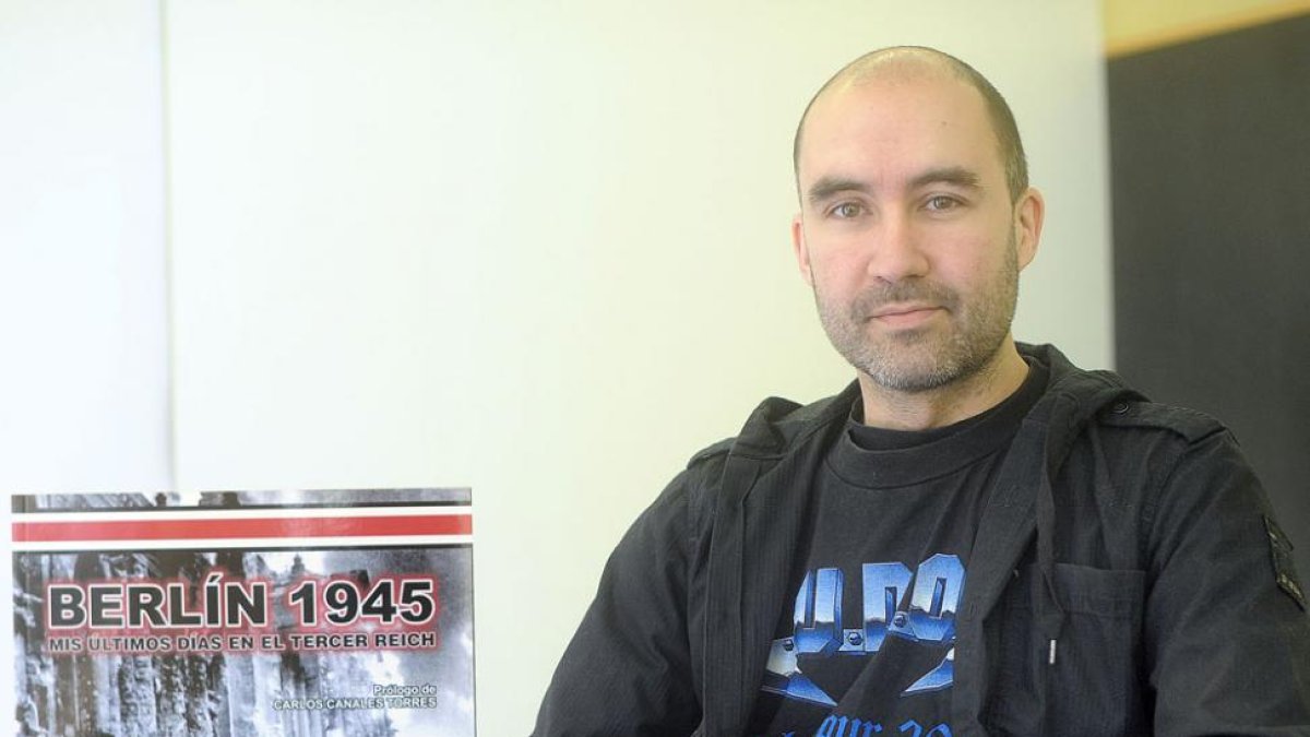 Daniel Ortega, con un ejemplar de la segunda parte de ‘Berlín 1945’ en primer plano.-Israel L. Murillo