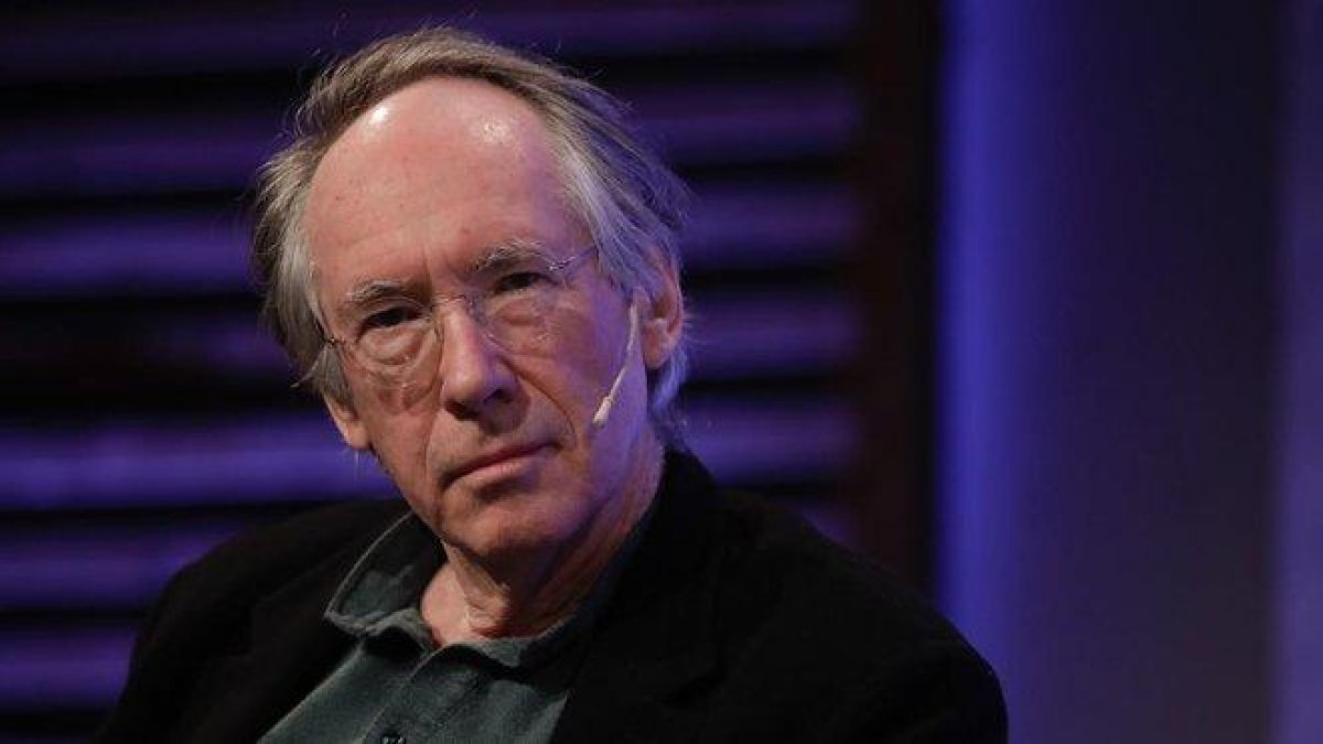 El escritor británico Ian McEwan, en 2017.-FERRAN NADEU