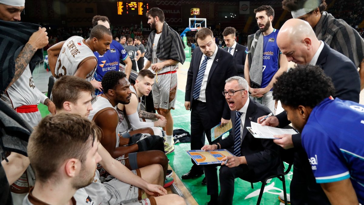 Paco Olmos da instrucciones a sus jugadores durante un tiempo muerto. ACB PHOTO / F. RUSO