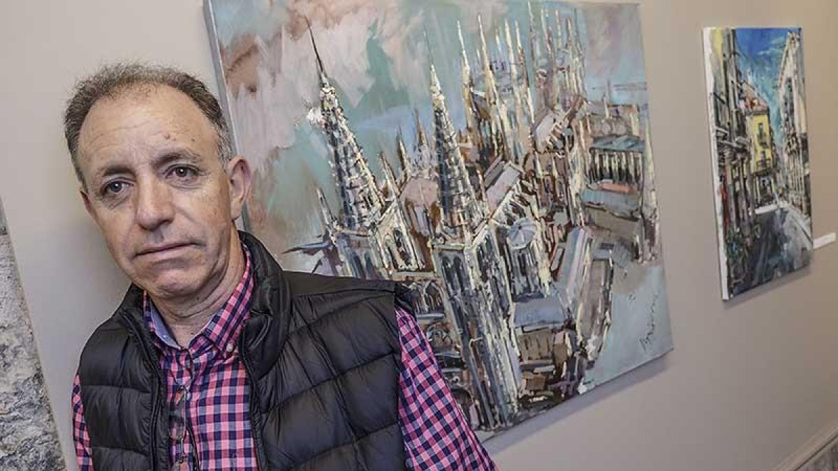 Severiano Monge, junto a una de las vistas de la Catedral.-Santi Otero