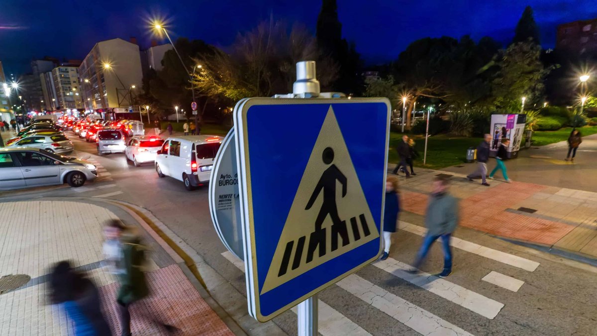 Paso de peatones a la altura del número 35 de la calle Santiago, en Gamonal. TOMÁS ALONSO