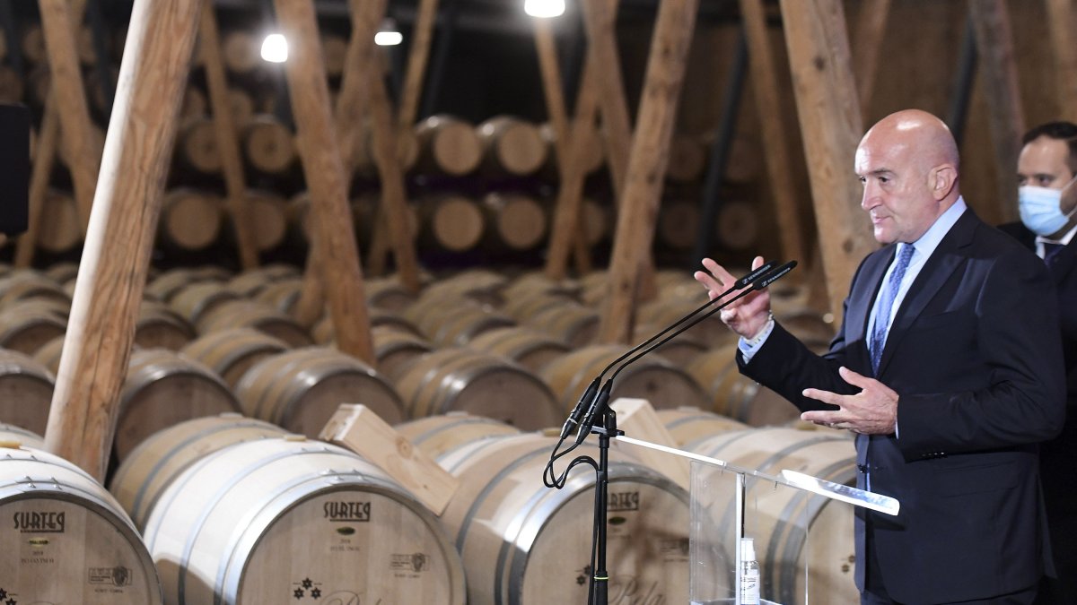 Jesús Julio Carnero en una visita a una bodega de Ribera del Duero. L.V.L