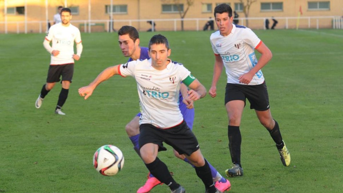 Pablo Castilla protege el balón ante el acoso de un rival durante un choque disputado en Pallafría.-ISRAEL L. MURILLO