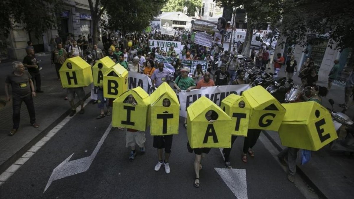 Protesta contra los precios abusivos de los alquileres, en Barcelona, este mes de junio-JOAN CORTADELLAS