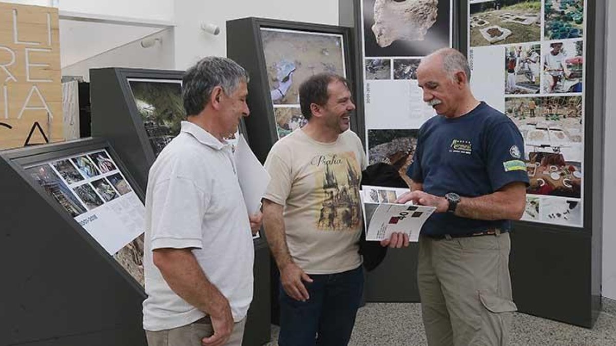 Miembros del equipo de Atapuerca y de Edelweiss, durante la presentación de la exposición.-RAÚL G. OCHOA