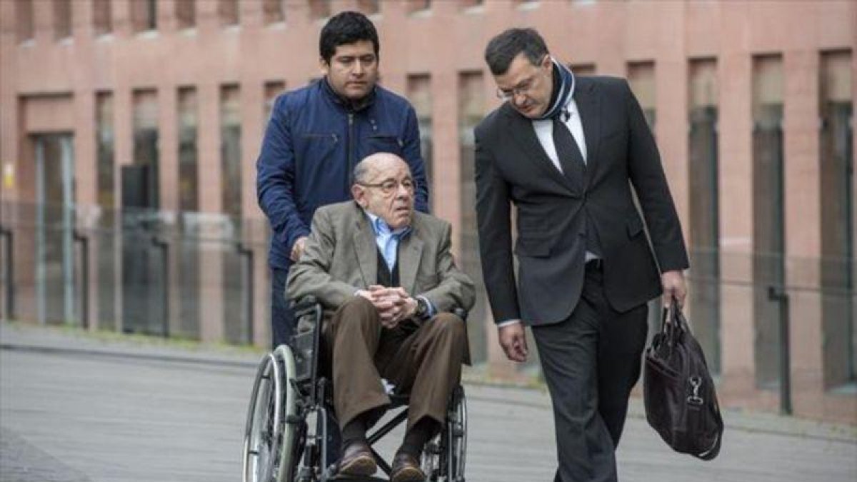 Fèlix Millet, camino de la Ciutat de la Justícia para asistir al juicio.-FERRAN SENDRA
