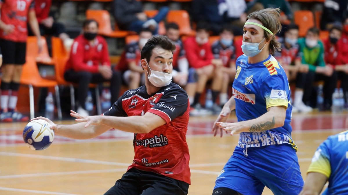 Los jugadores del UBU San Pablo y del Sarrià jugaron su partido de liga con mascarillas. SANTI OTERO