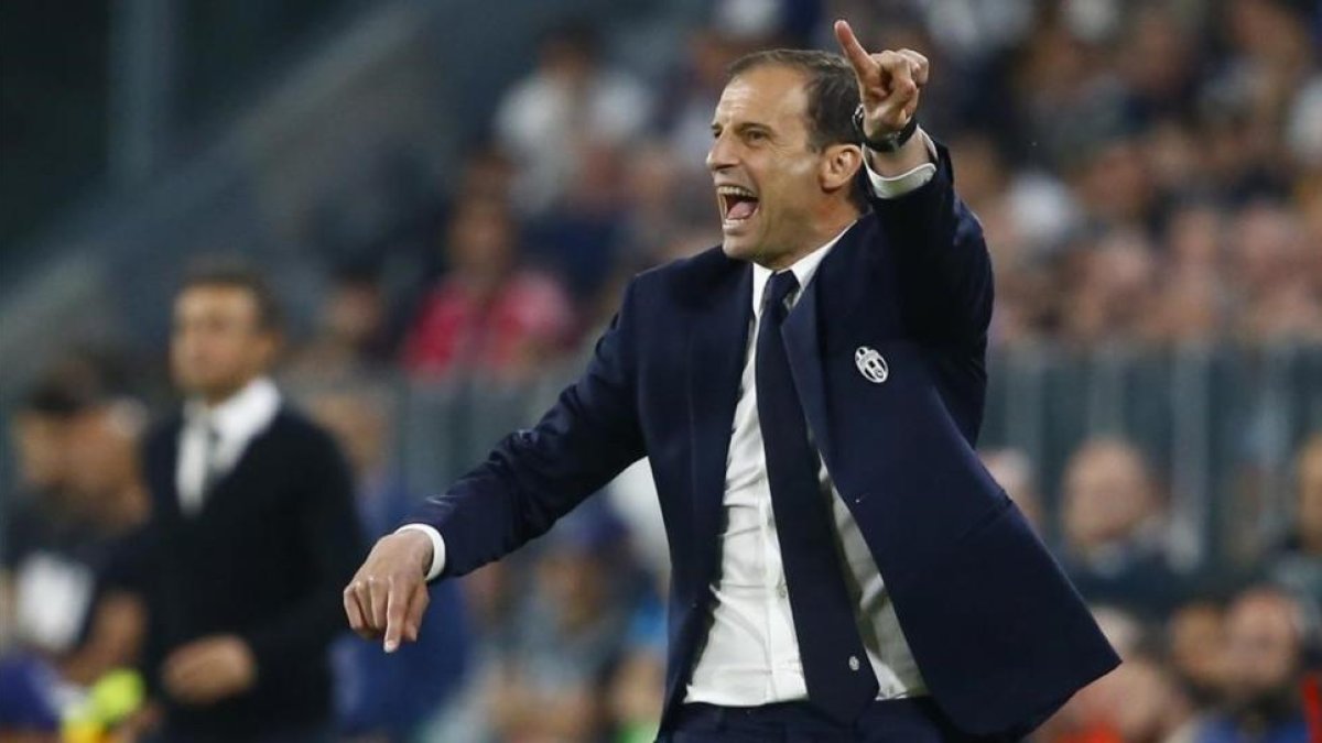 Allegri da instrucciones a sus jugadores durante el Juve-Barça de la Champions.-STEFANO RELLANDINI