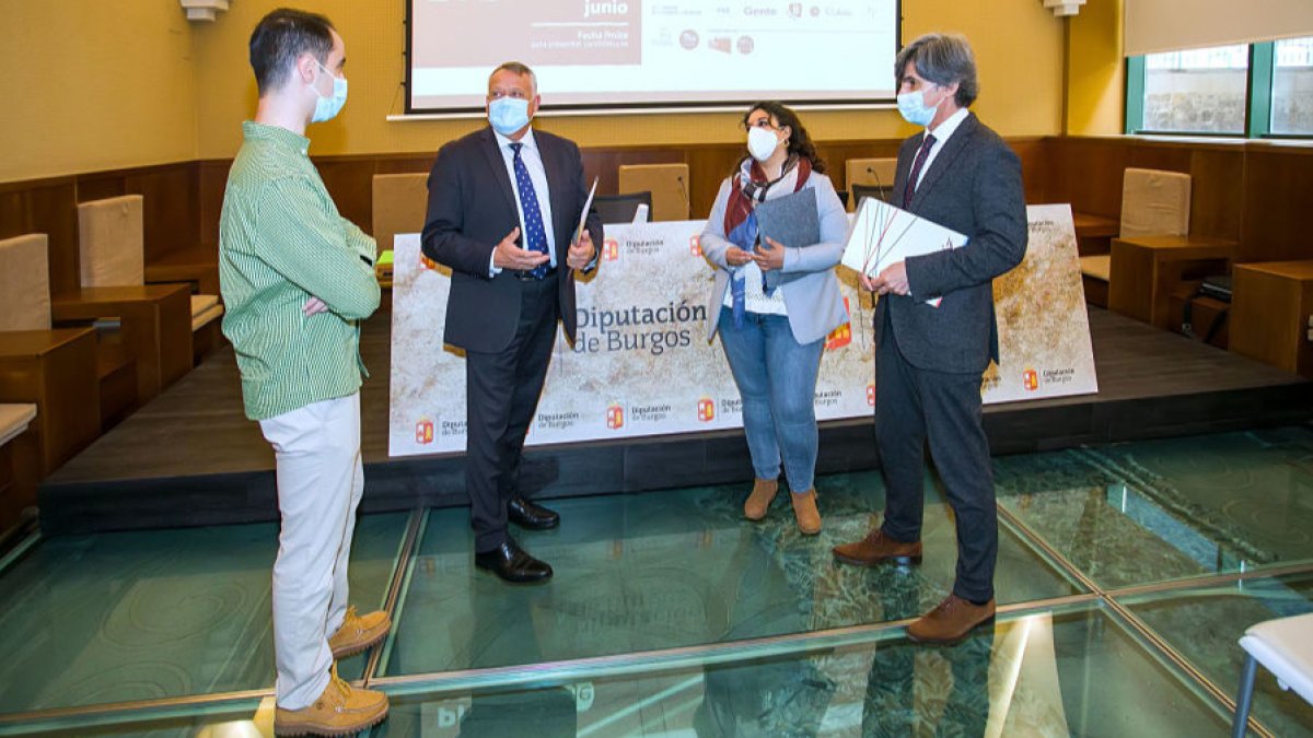 Álvaro Peso (AJE), Lorenzo Rodríguez (Sodebur), Estrella Paredes (Ayuntamiento) y Javier Cuasante (Caja de Burgos).