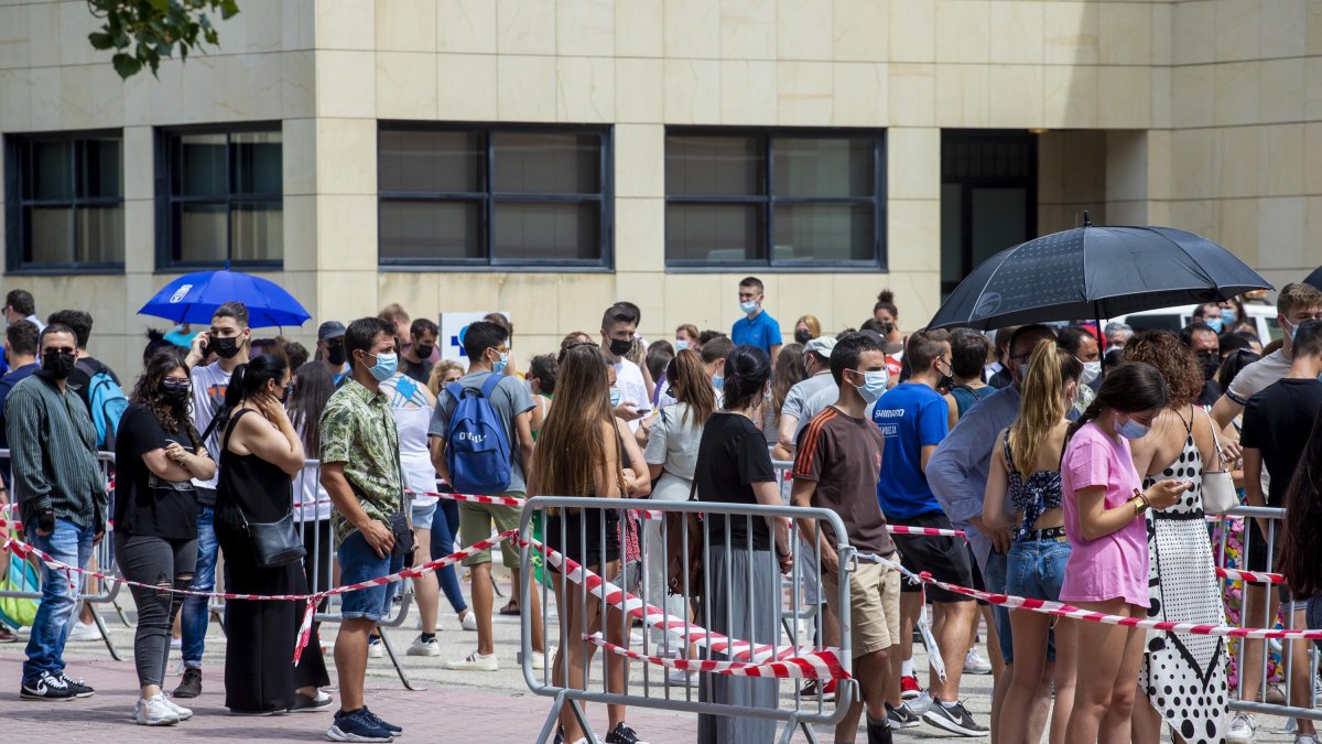 Decenas de personas hacen cola para vacunarse. SANTI OTERO