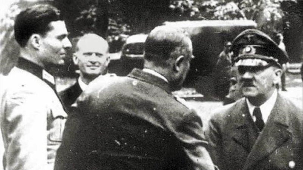 Stauffenberg (izquierda), el 15 de julio de 1944, cuando llevaba encima una bomba que al final decidió no detonar, junto al mariscal Keitel, que está saludando a Hitler.-ARCHIVO
