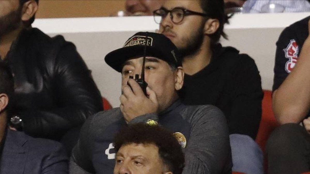 Maradona sigue el partido de su equipo desde el palco.-EL PERIÓDICO