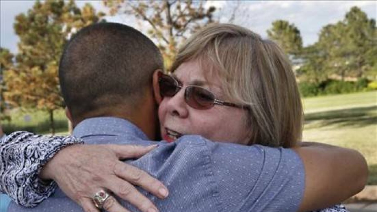 La señora Sandy Phillips, cuya hija fue asesinada por James Holmes en julio de 2012, celebra con un abrazo la resolución del juicio.-Foto: AP / BRENNAN LINSlLEY