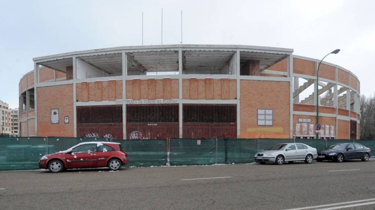 Imagen de la plaza de toros de El Plantío, en la que ya se han eliminado las gradas superiores-ISRAEL L. MURILLO