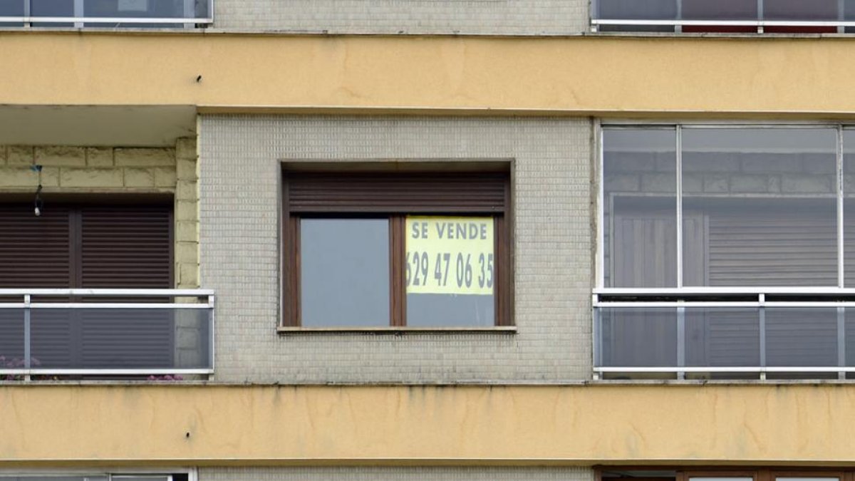 Imagen de un piso de la capital burgalesa con un cartel de venta.-ISRAEL L. MURILLO