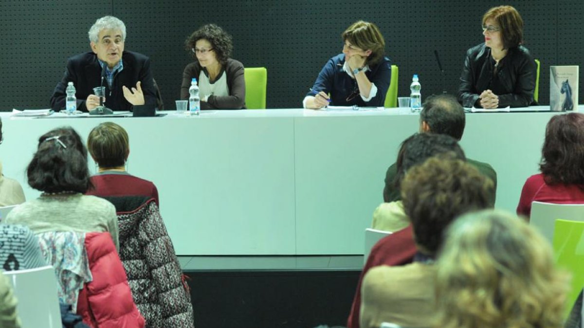 Bernardo Atxaga, ayer en el salón de actos de la Biblioteca Pública, junto a la directora.-Israel L. Murillo