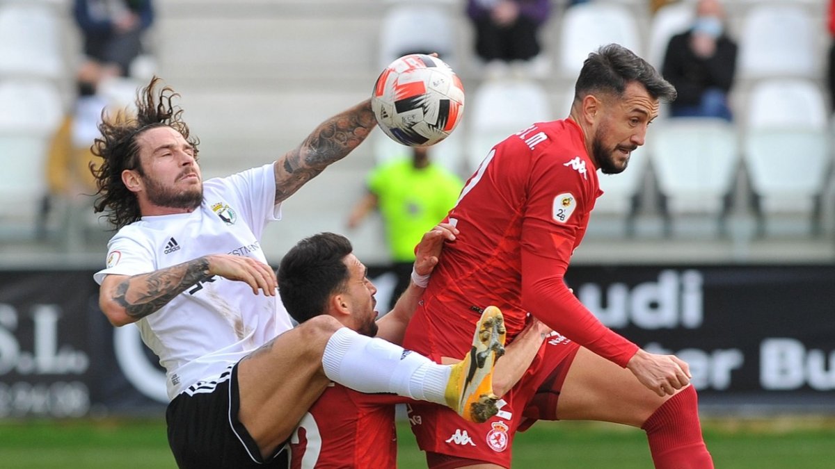 Miki Muñoz salta con dos rivales. SANTI OTERO