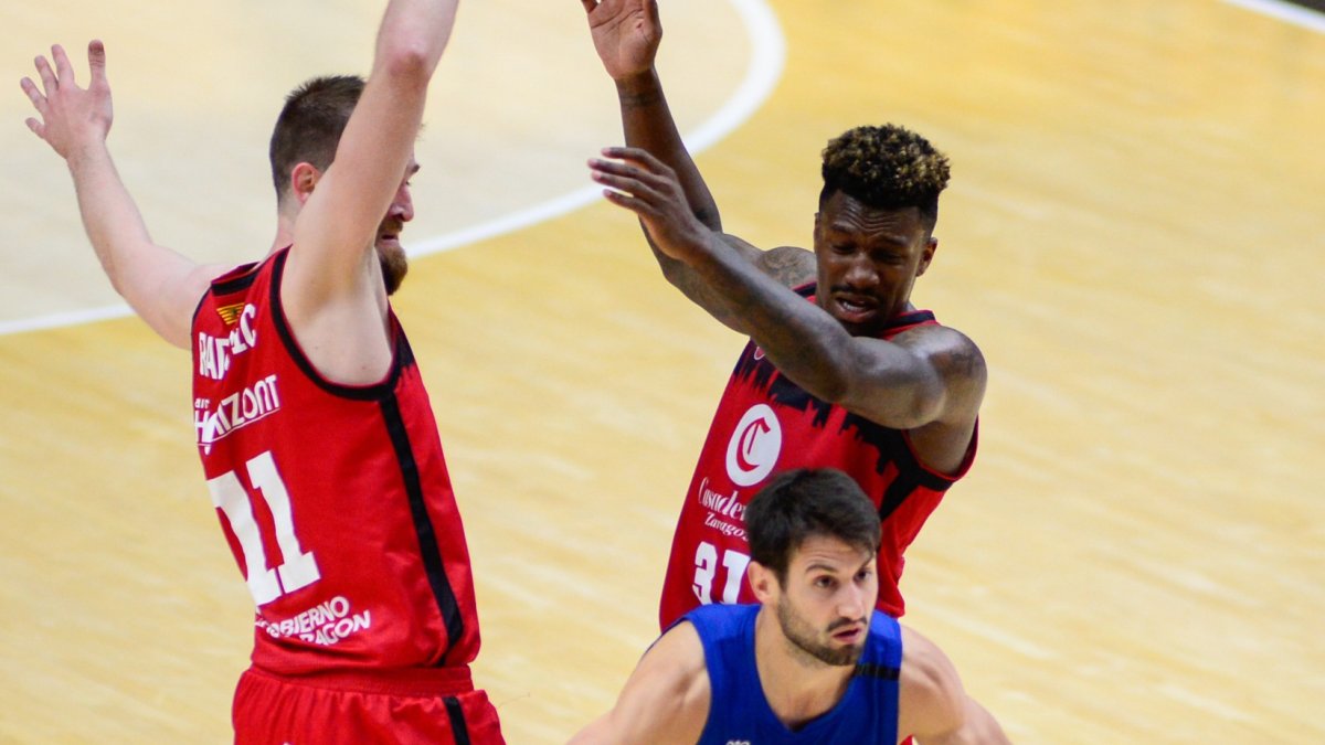 Fitipaldo sale del dos contra uno protagonizado por Radovic y Ennis, ayer. ACB PHOTO
