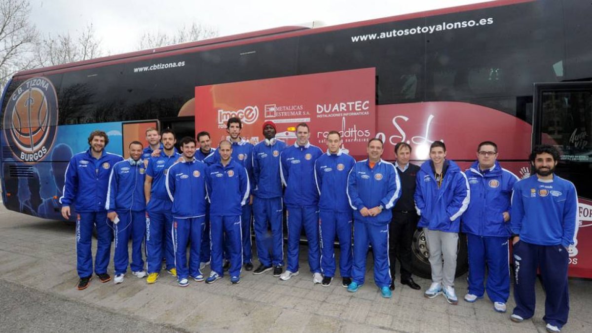 Plantilla y cuerpo técnico del Autocid posan delante del autobús antes de partir a Lleida, ayer.-ISRAEL L. MURILLO