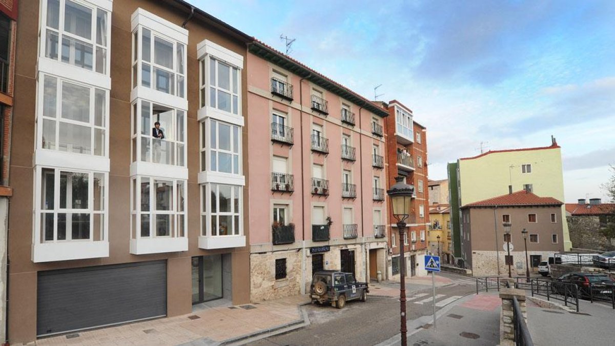 El edificio de cuatro viviendas, que tiene certificado del Passive House Institute, está situado en la calle Tahonas de la capital burgalesa.-ISRAEL L. MURILLO