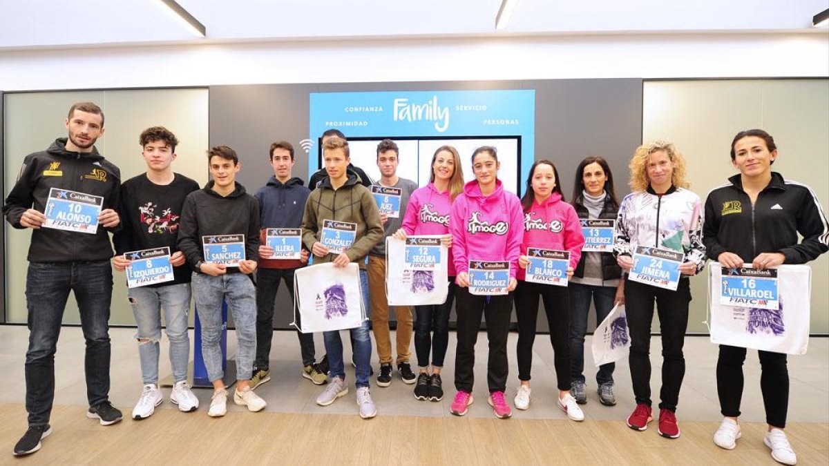 Los primeros clasificados de la San Silvestre Cidiana 2017 recogieron ayer sus dorsales en Caixa Bank-Israel L. Murillo