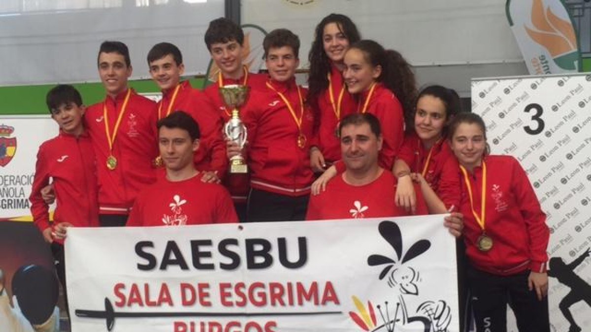Los medallistas del Saesbu posan con los trofeos y medallas conseguidos-ECB