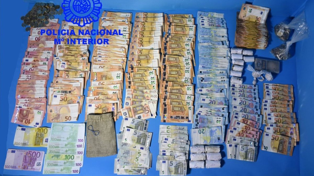 Intervenidos 26.390 euros y 32,7 gramos de heroína en esta operación. ECB