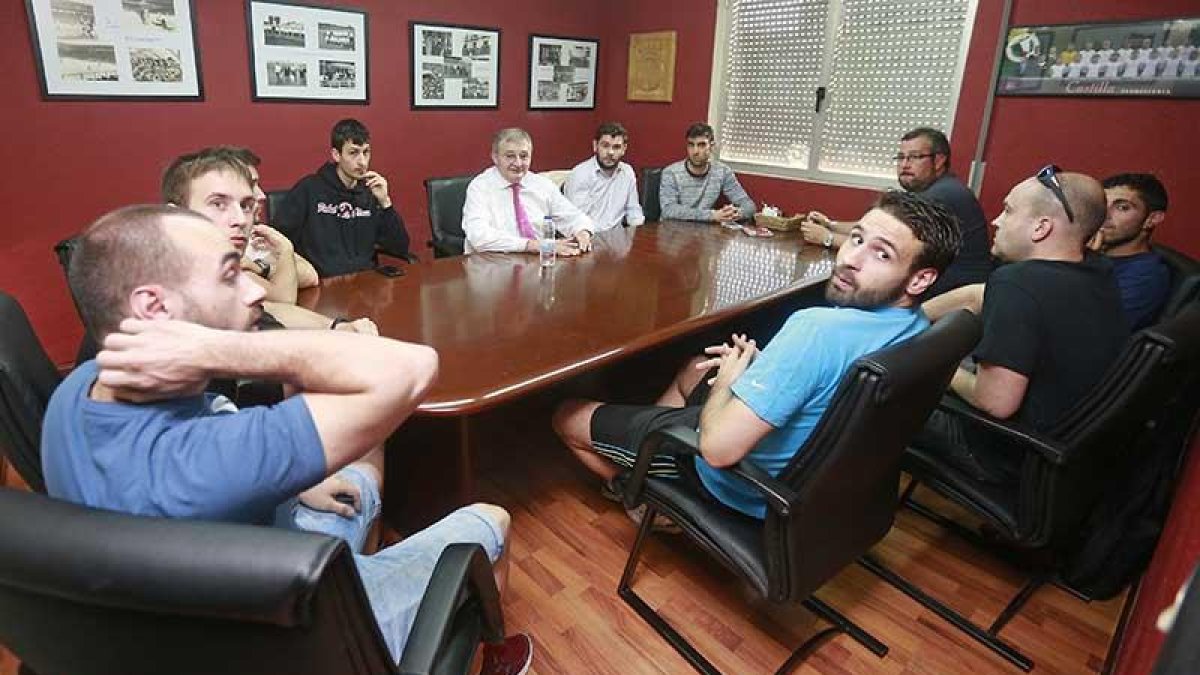 Miguel Ángel Pascual se reunió ayer con las peñas.-RAÚL G. OCHOA
